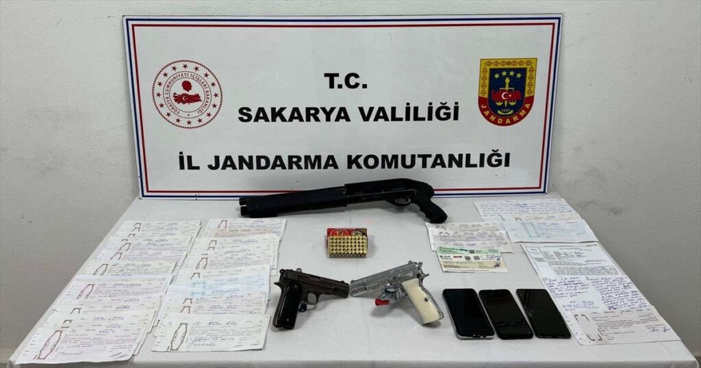 Sakarya’da tefecilik operasyonunda 40 senet ele geçirildi, 3 zanlı gözaltına alındı
